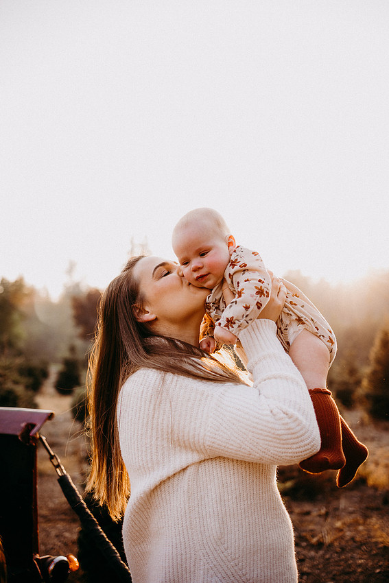 Christmas Tree Farm Session | Skana Sloman Photography 
