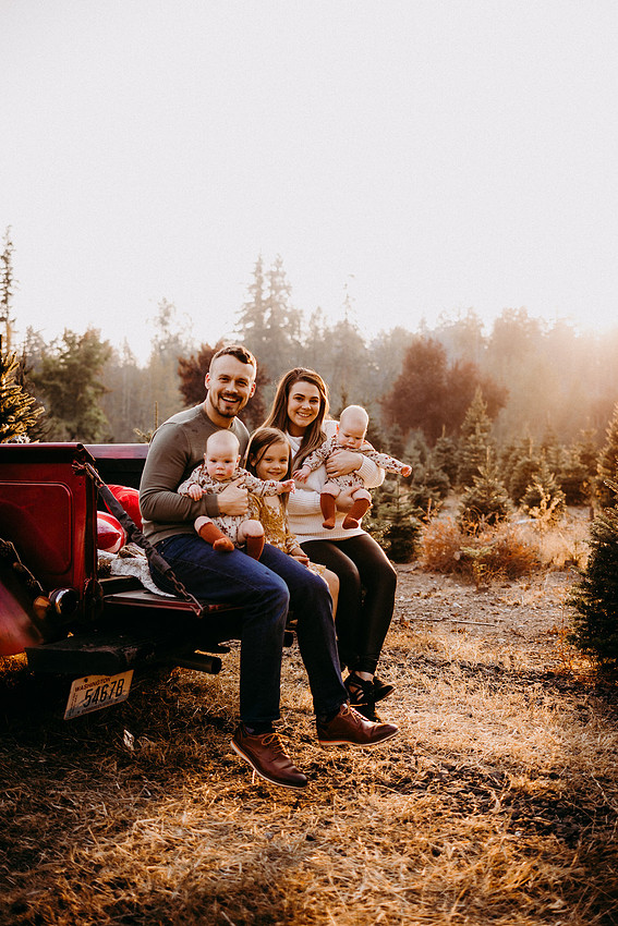 Christmas Tree Farm Session | Skana Sloman Photography 