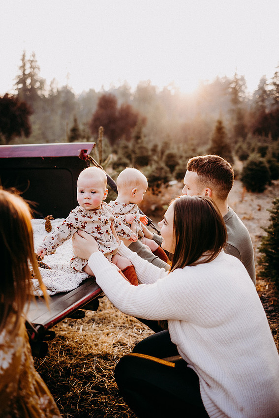 Christmas Tree Farm Session | Skana Sloman Photography 