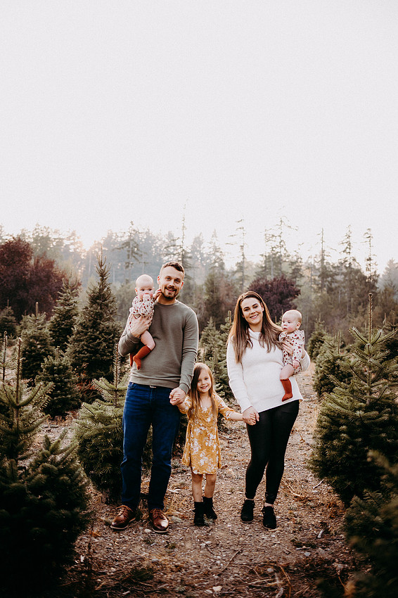 Christmas Tree Farm Session | Skana Sloman Photography 