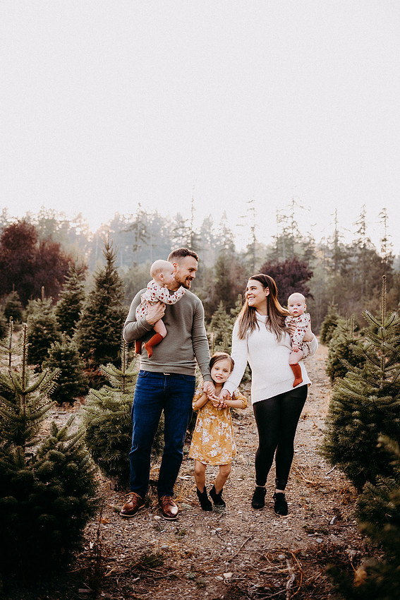 Christmas Tree Farm Session | Skana Sloman Photography 