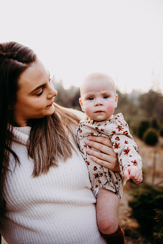 Christmas Tree Farm Session | Skana Sloman Photography 