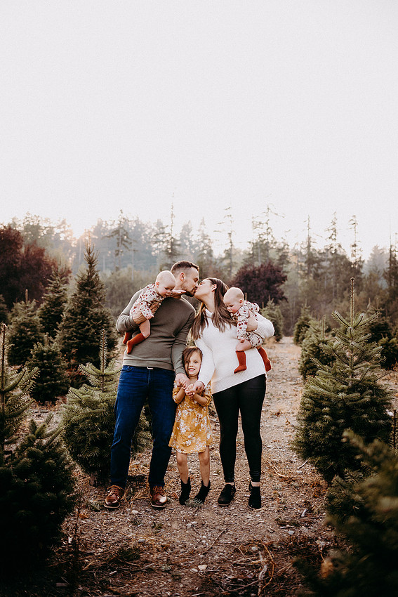Christmas Tree Farm Session | Skana Sloman Photography 
