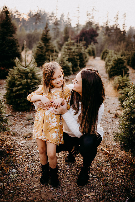 Christmas Tree Farm Session | Skana Sloman Photography 