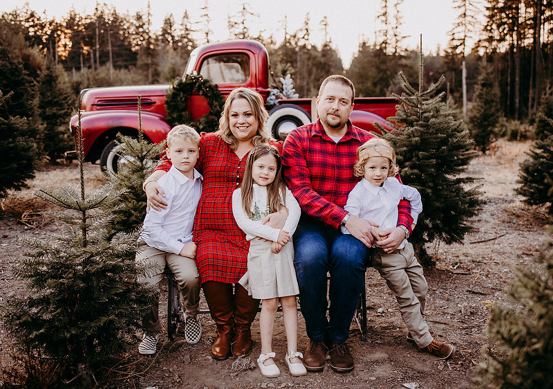 Christmas Tree Farm Session |Skana Sloman Photography serving Kitsap County. Maternity, Newborn and Child Photography. Studio Located in Poulsbo Washington