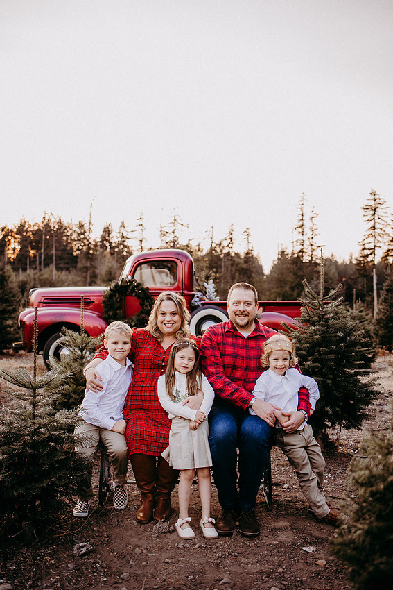 Christmas Tree Farm Session |Skana Sloman Photography serving Kitsap County. Maternity, Newborn and Child Photography. Studio Located in Poulsbo Washington