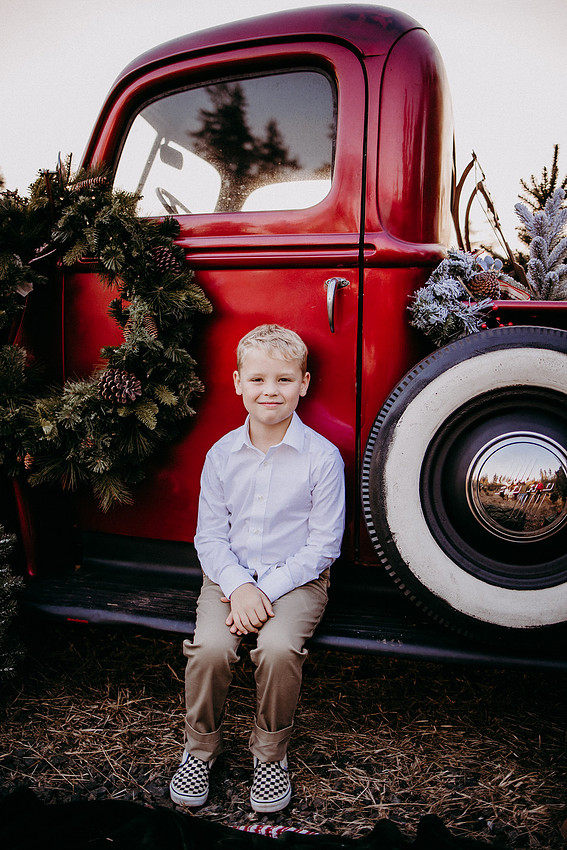 Christmas Tree Farm Session |Skana Sloman Photography serving Kitsap County. Maternity, Newborn and Child Photography. Studio Located in Poulsbo Washington