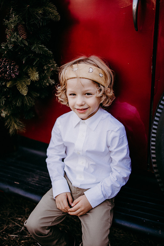 Christmas Tree Farm Session |Skana Sloman Photography serving Kitsap County. Maternity, Newborn and Child Photography. Studio Located in Poulsbo Washington