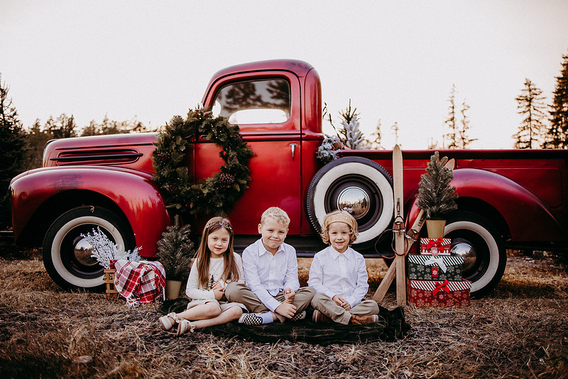 Christmas Tree Farm Session |Skana Sloman Photography serving Kitsap County. Maternity, Newborn and Child Photography. Studio Located in Poulsbo Washington