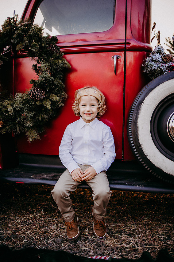 Christmas Tree Farm Session |Skana Sloman Photography serving Kitsap County. Maternity, Newborn and Child Photography. Studio Located in Poulsbo Washington