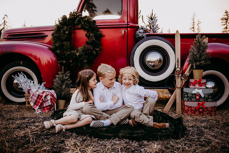 Christmas Tree Farm Session |Skana Sloman Photography serving Kitsap County. Maternity, Newborn and Child Photography. Studio Located in Poulsbo Washington