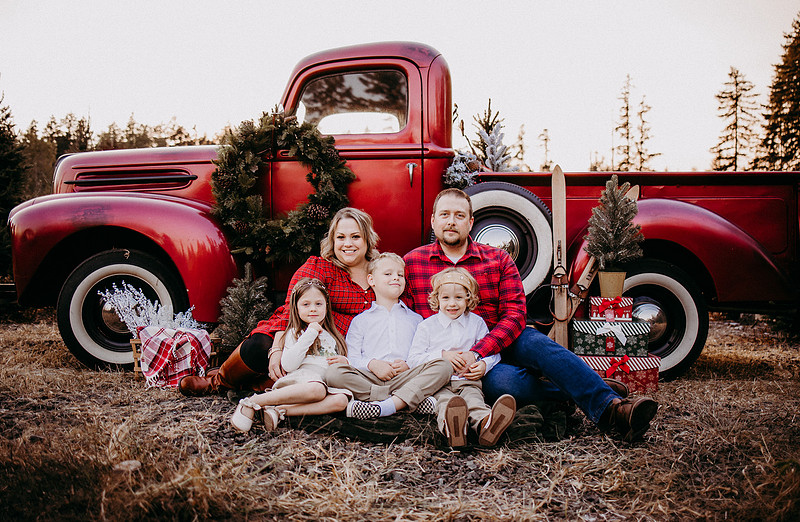Christmas Tree Farm Session |Skana Sloman Photography serving Kitsap County. Maternity, Newborn and Child Photography. Studio Located in Poulsbo Washington