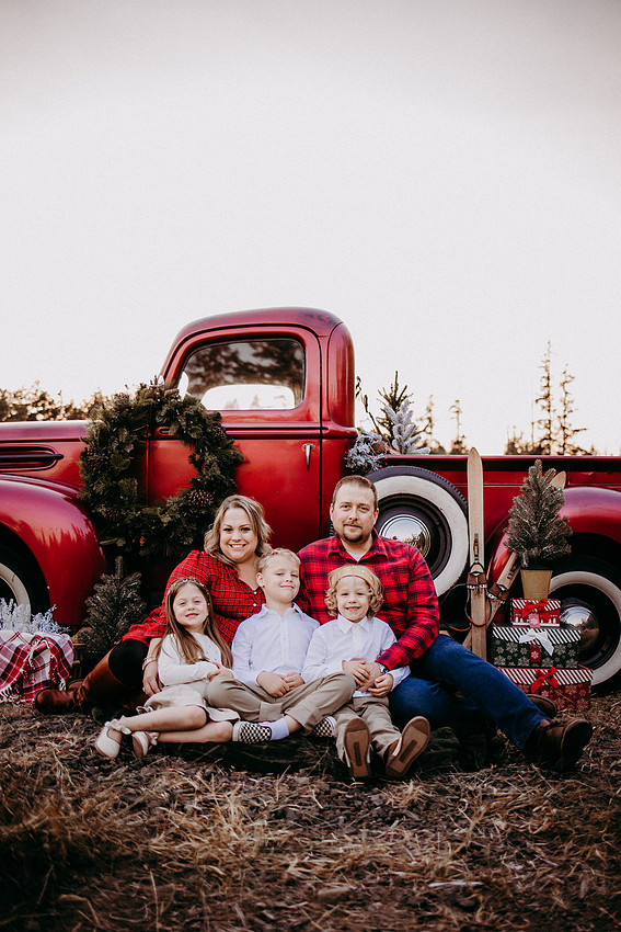 Christmas Tree Farm Session |Skana Sloman Photography serving Kitsap County. Maternity, Newborn and Child Photography. Studio Located in Poulsbo Washington
