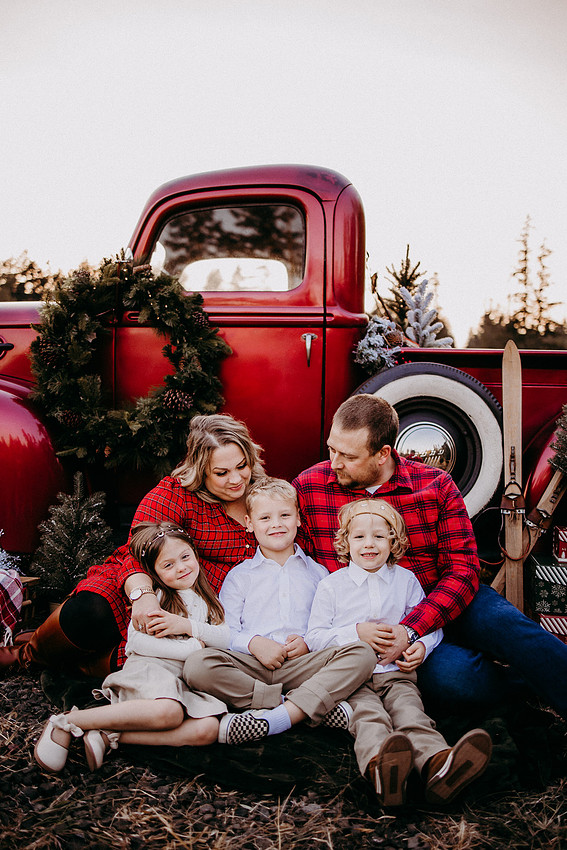 Christmas Tree Farm Session |Skana Sloman Photography serving Kitsap County. Maternity, Newborn and Child Photography. Studio Located in Poulsbo Washington