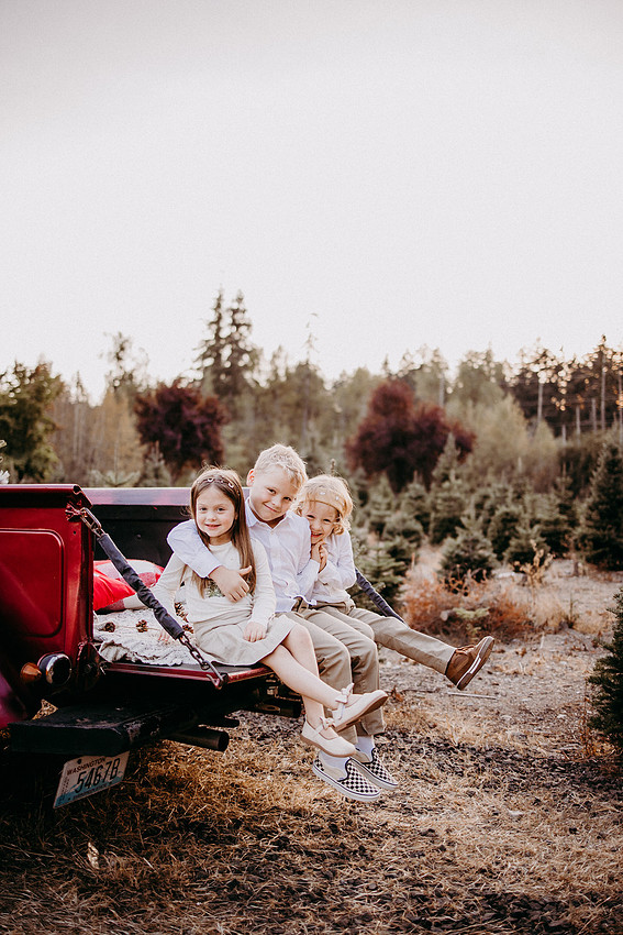 Christmas Tree Farm Session |Skana Sloman Photography serving Kitsap County. Maternity, Newborn and Child Photography. Studio Located in Poulsbo Washington
