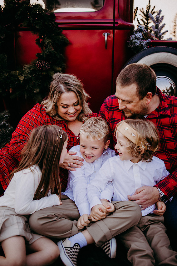 Christmas Tree Farm Session |Skana Sloman Photography serving Kitsap County. Maternity, Newborn and Child Photography. Studio Located in Poulsbo Washington