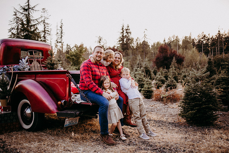 Christmas Tree Farm Session |Skana Sloman Photography serving Kitsap County. Maternity, Newborn and Child Photography. Studio Located in Poulsbo Washington