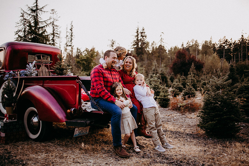Christmas Tree Farm Session |Skana Sloman Photography serving Kitsap County. Maternity, Newborn and Child Photography. Studio Located in Poulsbo Washington