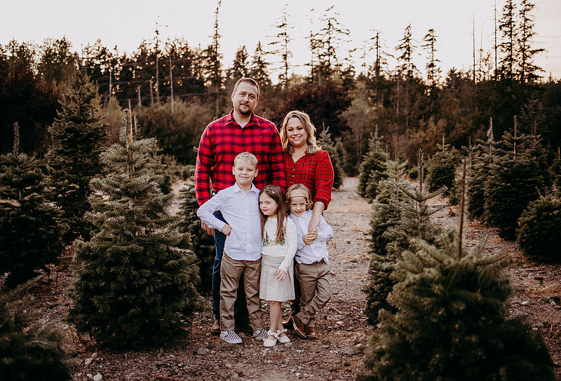 Christmas Tree Farm Session |Skana Sloman Photography serving Kitsap County. Maternity, Newborn and Child Photography. Studio Located in Poulsbo Washington