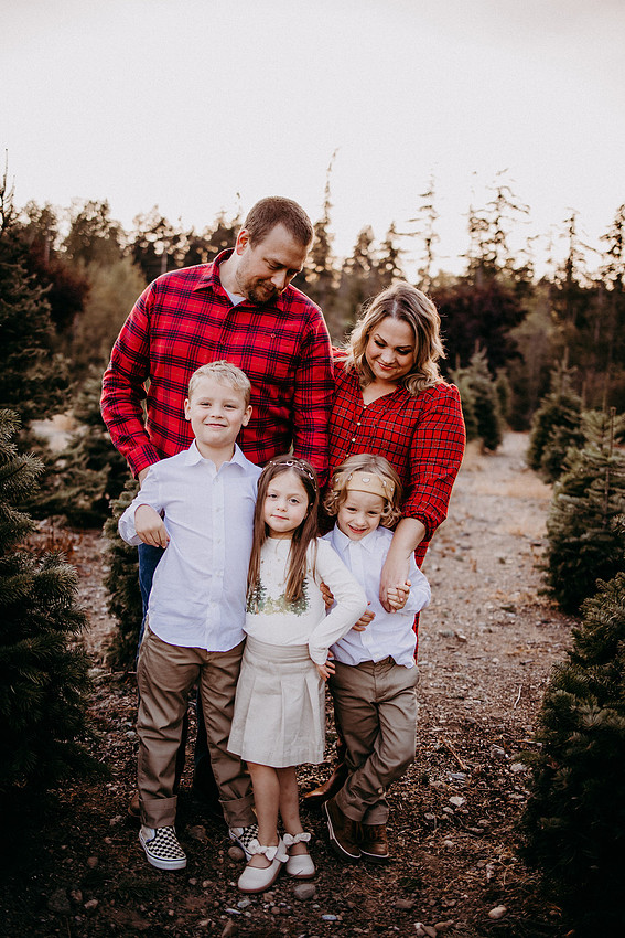 Christmas Tree Farm Session |Skana Sloman Photography serving Kitsap County. Maternity, Newborn and Child Photography. Studio Located in Poulsbo Washington