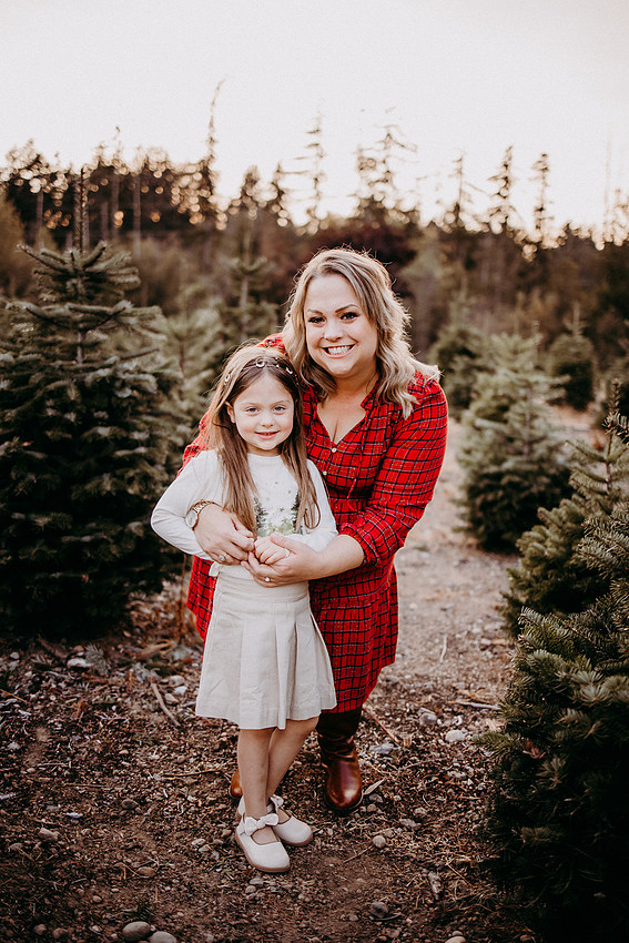 Christmas Tree Farm Session |Skana Sloman Photography serving Kitsap County. Maternity, Newborn and Child Photography. Studio Located in Poulsbo Washington
