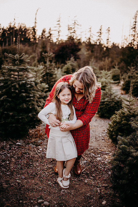 Christmas Tree Farm Session |Skana Sloman Photography serving Kitsap County. Maternity, Newborn and Child Photography. Studio Located in Poulsbo Washington