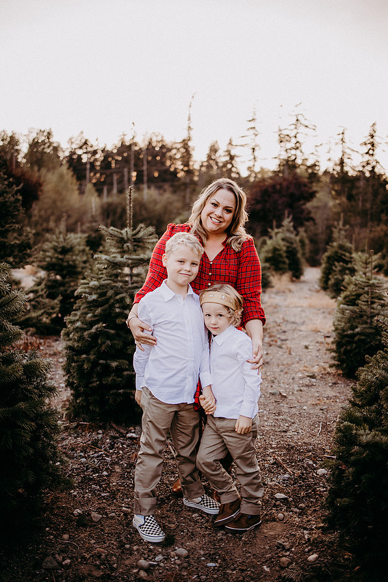 Christmas Tree Farm Session |Skana Sloman Photography serving Kitsap County. Maternity, Newborn and Child Photography. Studio Located in Poulsbo Washington