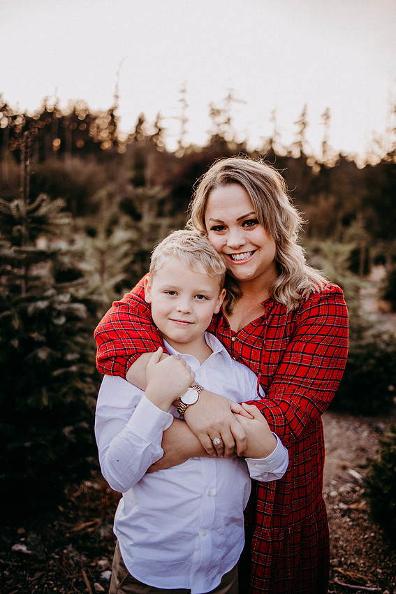 Christmas Tree Farm Session |Skana Sloman Photography serving Kitsap County. Maternity, Newborn and Child Photography. Studio Located in Poulsbo Washington