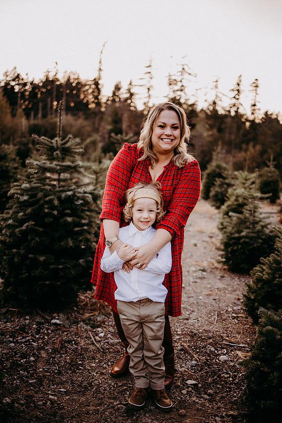 Christmas Tree Farm Session |Skana Sloman Photography serving Kitsap County. Maternity, Newborn and Child Photography. Studio Located in Poulsbo Washington
