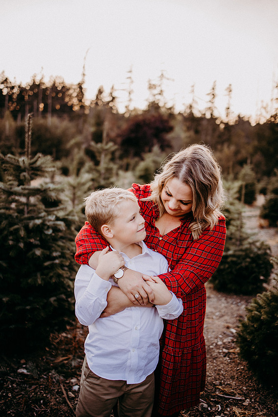 Christmas Tree Farm Session |Skana Sloman Photography serving Kitsap County. Maternity, Newborn and Child Photography. Studio Located in Poulsbo Washington