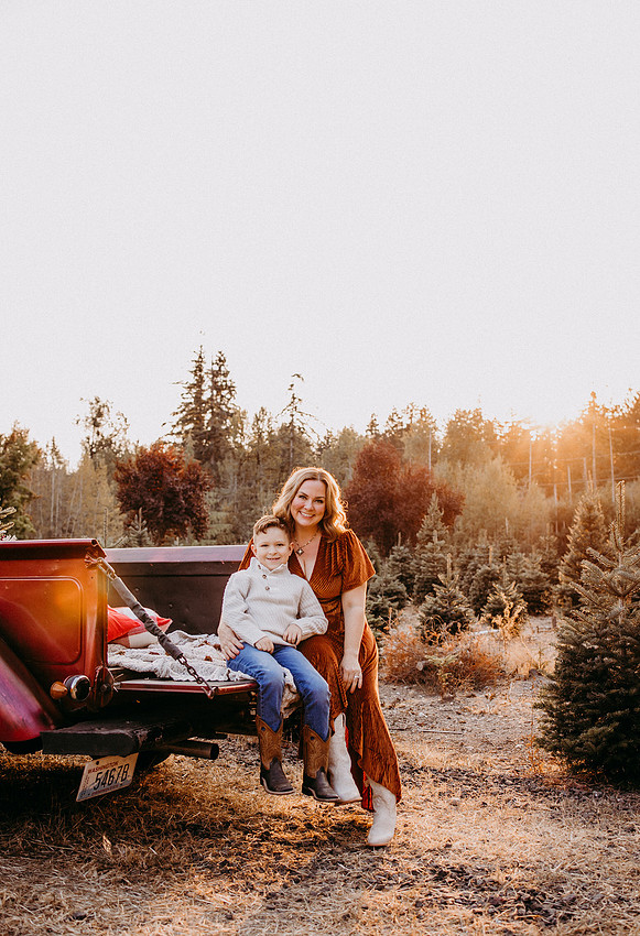 Christmas Tree Farm Session | Skana Sloman Photography 