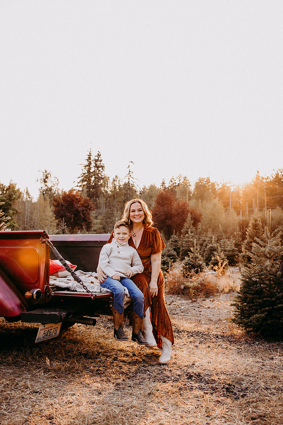 Christmas Tree Farm Session | Skana Sloman Photography 