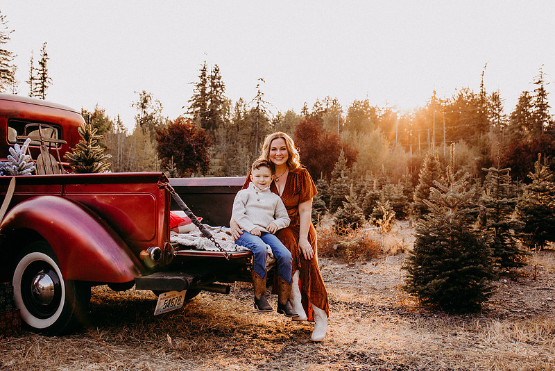 Christmas Tree Farm Session | Skana Sloman Photography 