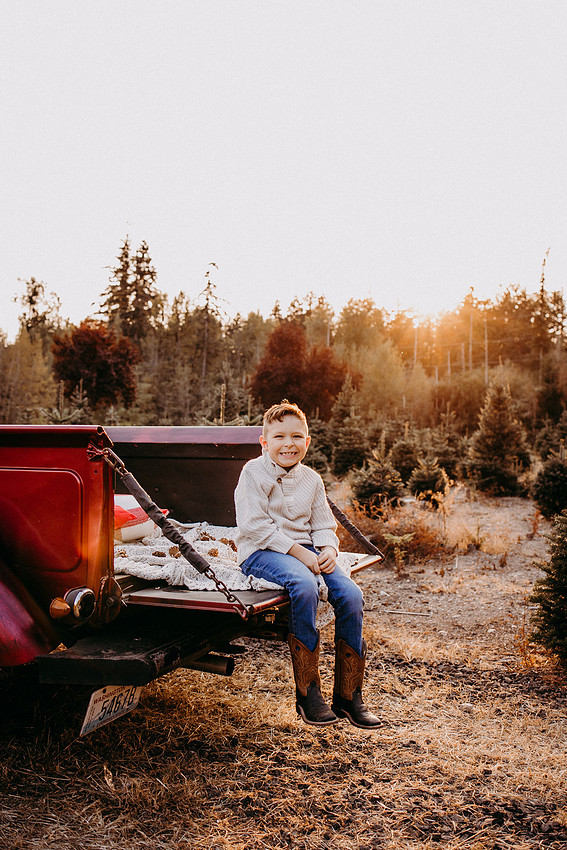 Christmas Tree Farm Session | Skana Sloman Photography 