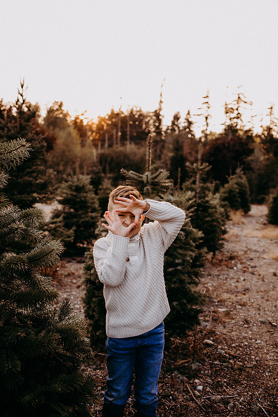 Christmas Tree Farm Session | Skana Sloman Photography 