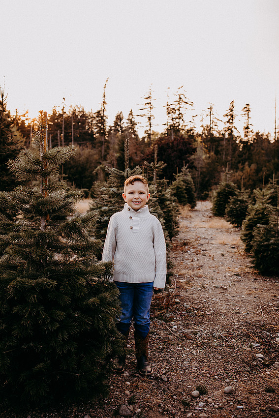 Christmas Tree Farm Session | Skana Sloman Photography 