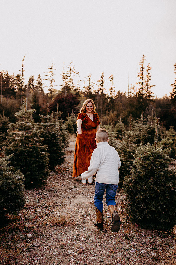 Christmas Tree Farm Session | Skana Sloman Photography 