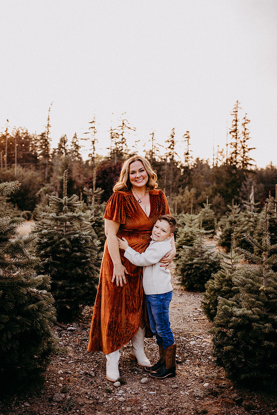 Christmas Tree Farm Session | Skana Sloman Photography 