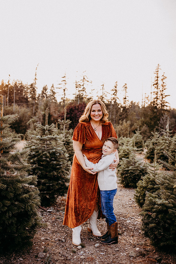 Christmas Tree Farm Session | Skana Sloman Photography 