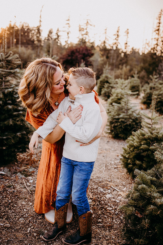 Christmas Tree Farm Session | Skana Sloman Photography 