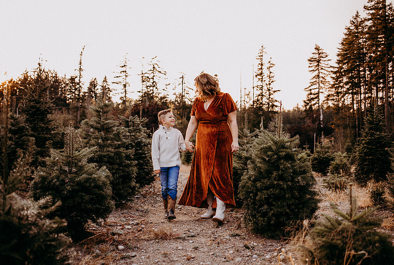 Christmas Tree Farm Session | Skana Sloman Photography 