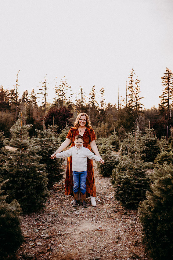 Christmas Tree Farm Session | Skana Sloman Photography 