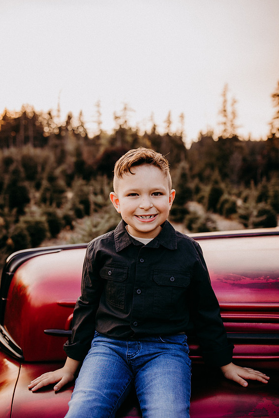 Christmas Tree Farm Session | Skana Sloman Photography 