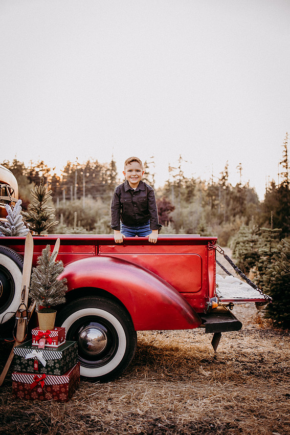 Christmas Tree Farm Session | Skana Sloman Photography 