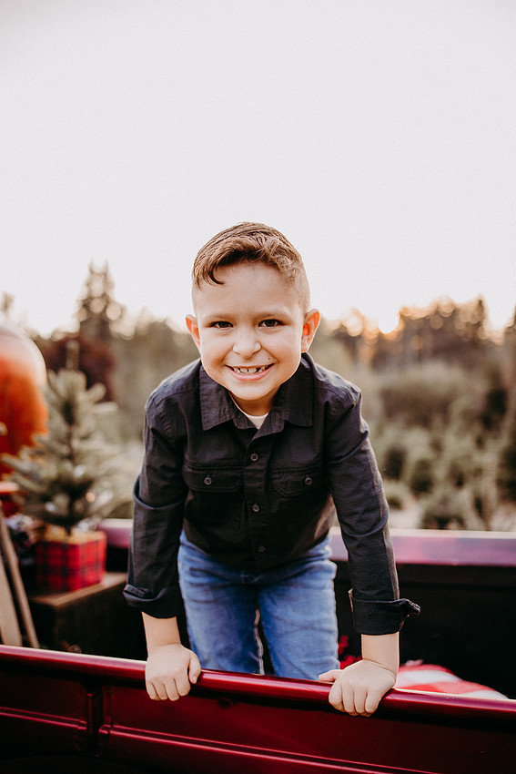 Christmas Tree Farm Session | Skana Sloman Photography 