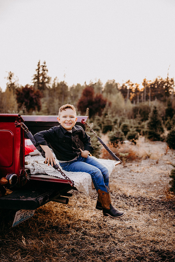 Christmas Tree Farm Session | Skana Sloman Photography 