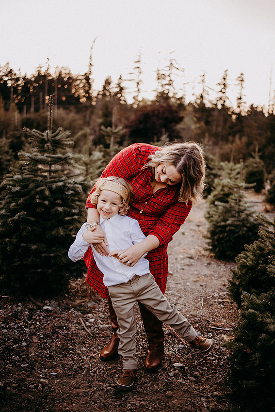 Christmas Tree Farm Session |Skana Sloman Photography serving Kitsap County. Maternity, Newborn and Child Photography. Studio Located in Poulsbo Washington