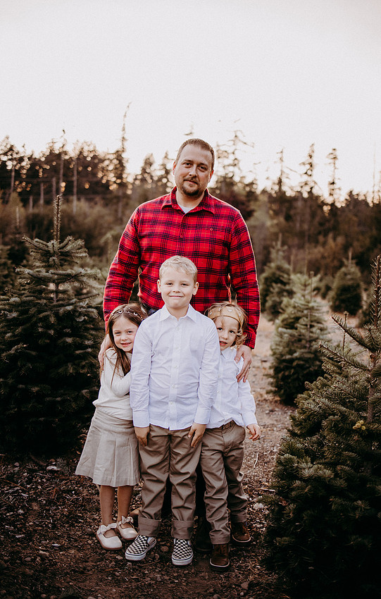Christmas Tree Farm Session |Skana Sloman Photography serving Kitsap County. Maternity, Newborn and Child Photography. Studio Located in Poulsbo Washington