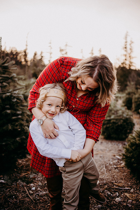 Christmas Tree Farm Session |Skana Sloman Photography serving Kitsap County. Maternity, Newborn and Child Photography. Studio Located in Poulsbo Washington