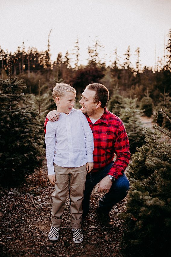 Christmas Tree Farm Session |Skana Sloman Photography serving Kitsap County. Maternity, Newborn and Child Photography. Studio Located in Poulsbo Washington